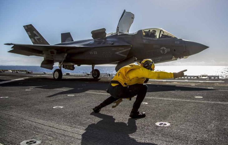 The US Sends Destroyer, Fighter Jets to Defend UAE Amid Houthi Attacks