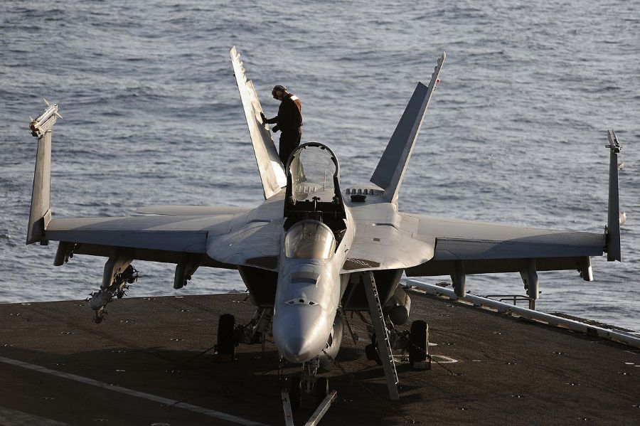 An F-18 fell into Sea from an Aircraft Carrier