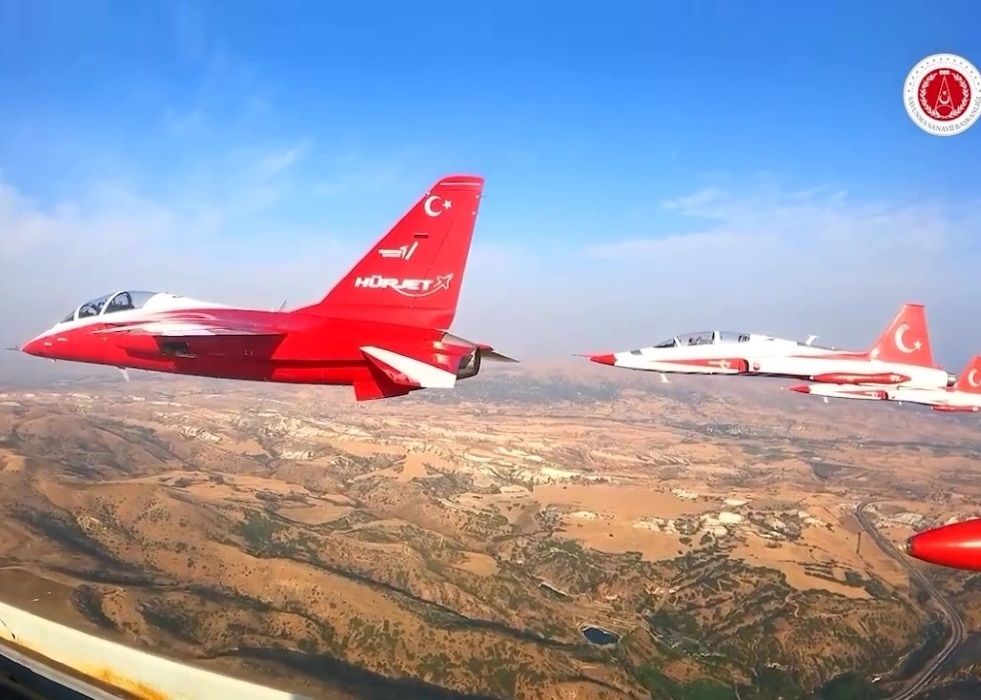 Hürjet Flies in Formation with Turkish Stars Acroteam