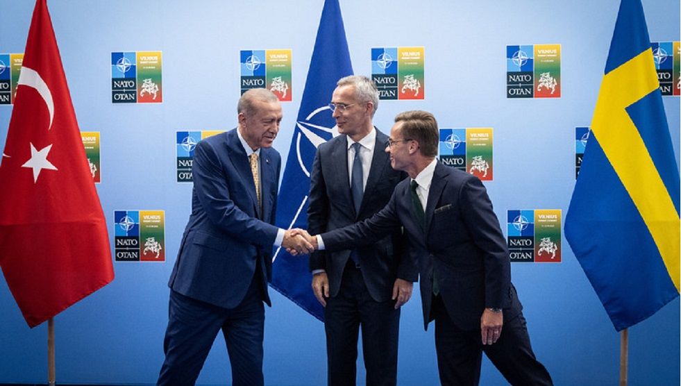 Turkiye NATO Sweden hand shake in Vilnius Turdef.jpg