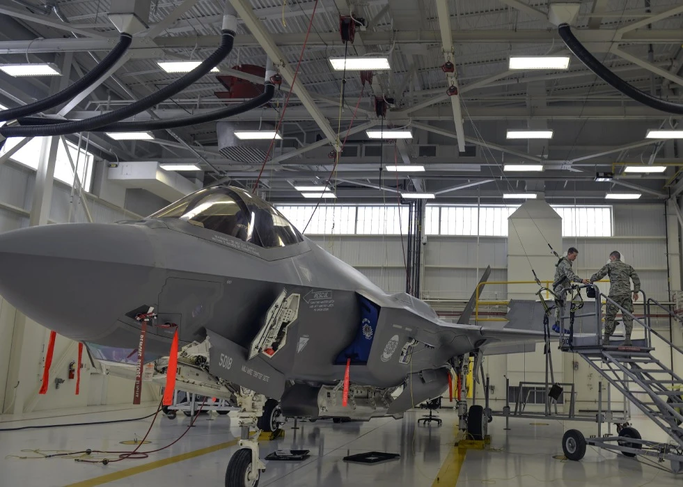 The U.S. Trains F-35 Pilots on Maintenance